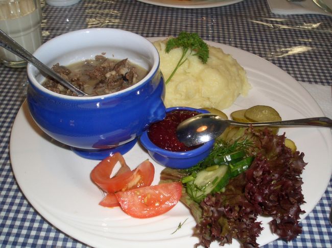 中に入ると、フィンランドの人ばかり。<br />メニューもフィン語･･･<br />そしたらお店のお兄さん、<br />日本語メニューを見せてくれて<br />丁寧に説明してくれました。<br />（やはり日本人多いんだ･･･と実感）<br /><br />で！最終日ですが、トナカイスープ食べました。<br />実は、トナカイステーキ頼んだんですけど･･･<br />味はコンビーフに似た感じ。<br />薄味だったけど思ったよりおいしかったです。<br />でも、聞いてはいたけど量が多すぎでした･･･<br />