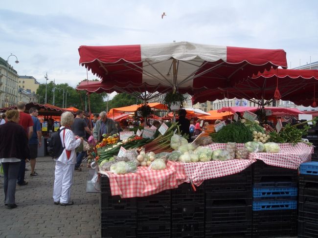 続いて、マーケット広場へ。<br />ここも活気があって楽しかった。<br />おみやげ物など物産もあります。