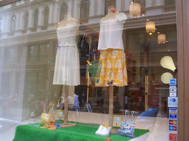 ここのウインドウもとってもかわいい。<br />テキスタイルが日本にはない感じでよかった。