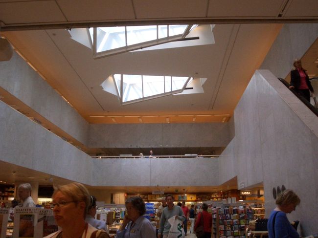 アカデミア書店。<br />隣で同じように中国の人が写真を撮っていた。<br />「あなたも？」とうれしそうにニッコリ☆<br />ちょっと恥ずかしかった。