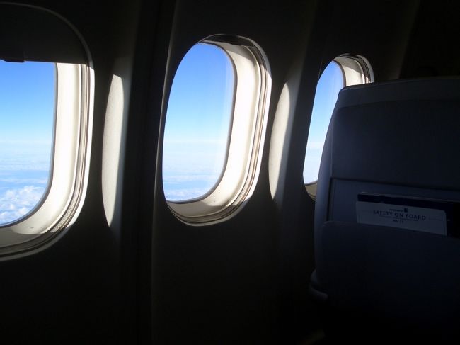 やっと乗れた〜･･･<br />乗ってみてビックリ。<br />なんとビジネスクラスでしたっ!!!<br />広かった･･･そして爆睡!!!