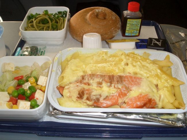 寝る前の機内食。