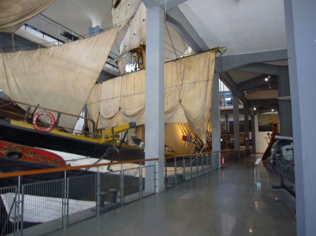 実物大の帆船も展示していました。<br />この横には、魚雷のような物や高射砲のような物が展示していました。<br />（説明文が読めなかったので、曖昧ですいません。）