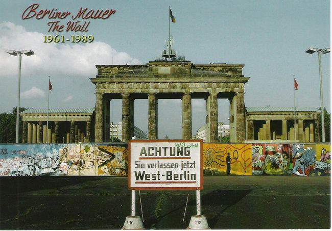 ちなみに壁があったときはこんな感じだったらしいです。<br />裏側（西ベルリン）から表側（東ベルリン）方面を臨む風景。