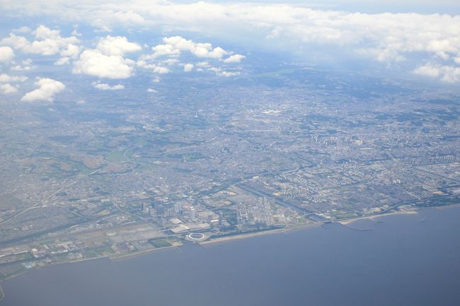 　千葉市が見えてきました、手前に見える丸いのは<br />ロッテのフランチャイズ球場のマリンスタジアムです、その上に幕張メッセが見えます。