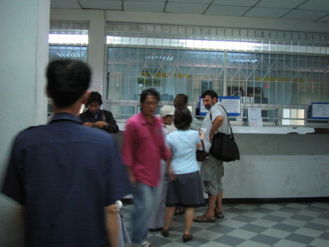 ここが申請場所。申請用紙は真ん中のカウンターのそばにある。戸惑っているとその辺にいる人が教えてくれる。写真ではよく解らないが、ベンチに沿って、微妙な列が出来ていて、待ち時間の長さにイライラしているイギリス人に「列の最後に並べ」と言われる。