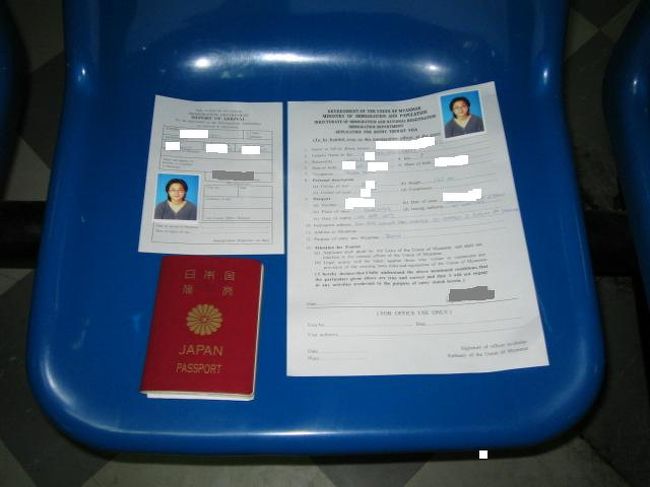 申請用紙は大小で２枚。　写真も二枚必要。申請費用は普通（2日後受け取り）で810バーツ。当日受け取りだと８１０＋４５０バーツだったような気がする。
