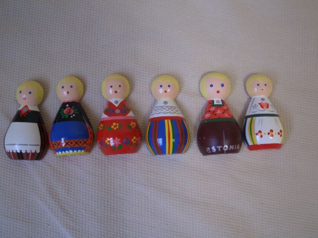 タリンにて。<br />民族衣装を着た女の子の木のマグネット。<br />いろんな子のお家にもらわれていく予定。