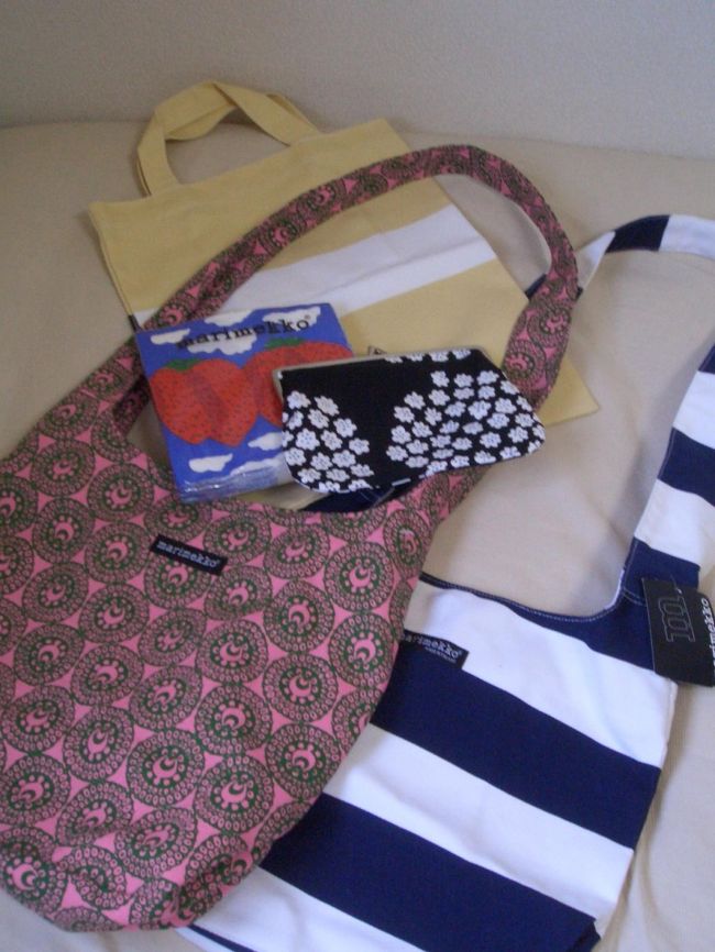 ヘルシンキ　marimekkoファクトリーショップにて。<br />手前のピンクのバックはカンプのmarimekkoのSALE品でした。<br />なんかバックばっかり･･･<br />