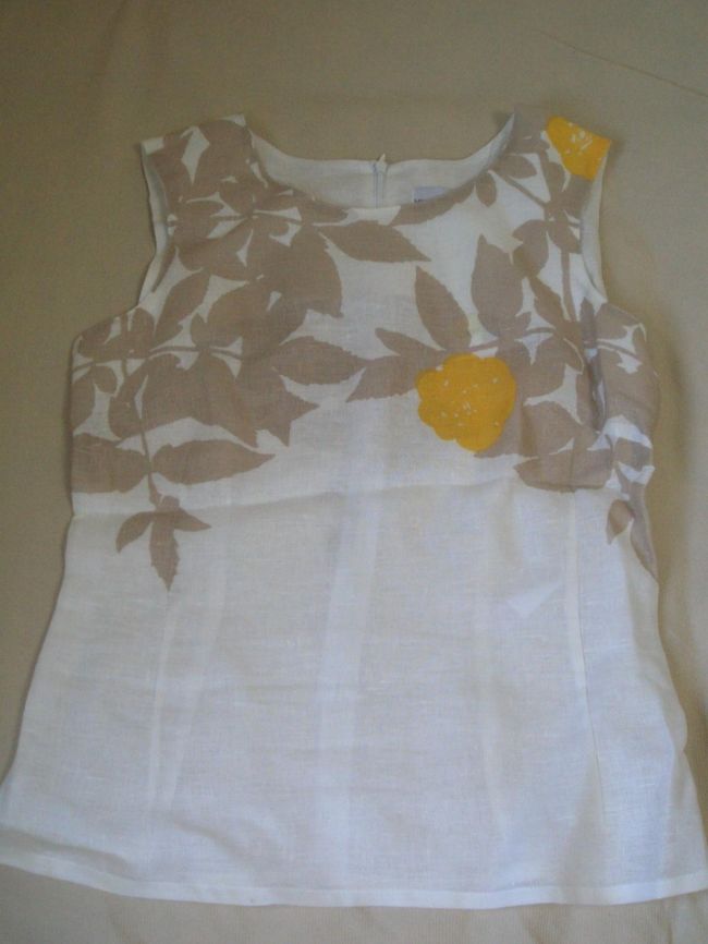ヘルシンキ　marimekkoファクトリーショップにて。<br />麻のブラウス。<br />洋服の方が安かったような感じがします。
