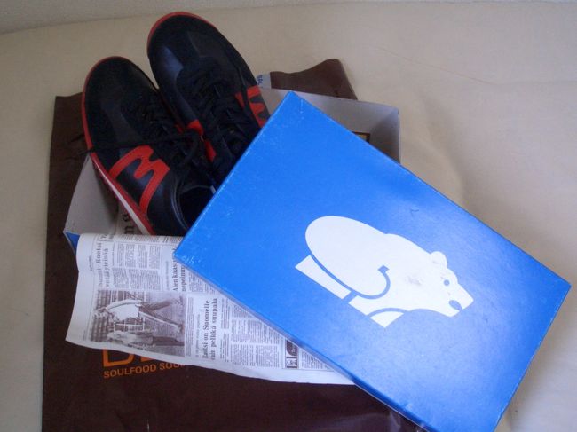 ヘルシンキ　BEAM HILLにて。<br />KARHUのスニーカー。<br />SALEにはなってたものの、<br />私の足のサイズのものが･･･これしかなく･･･<br />でも勢いで一足購入。<br />ハコも中の紙もかわいい☆<br />このお店男の子に人気っぽかった。