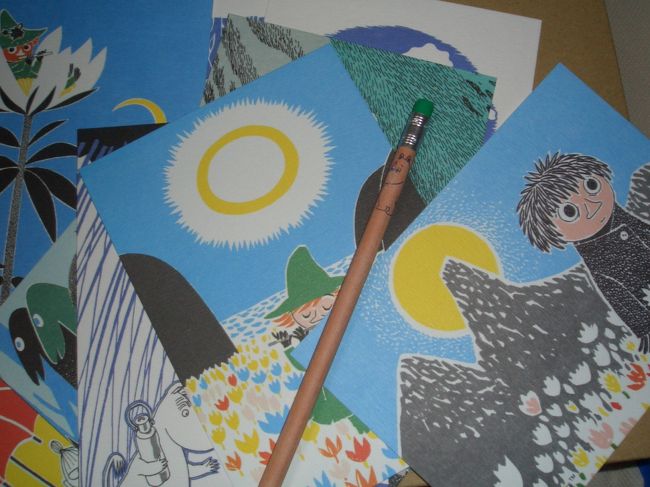 ヘルシンキ　郵便局にて。<br />このムーミンの絵葉書!!!<br />（絵本の挿絵モチーフ）<br />かわいすぎー!!!<br />真ん中の鉛筆はムーミンショップで購入。<br />ムーミンショップには日本の食玩売られてました。<br />（いいのかなぁ･･･）