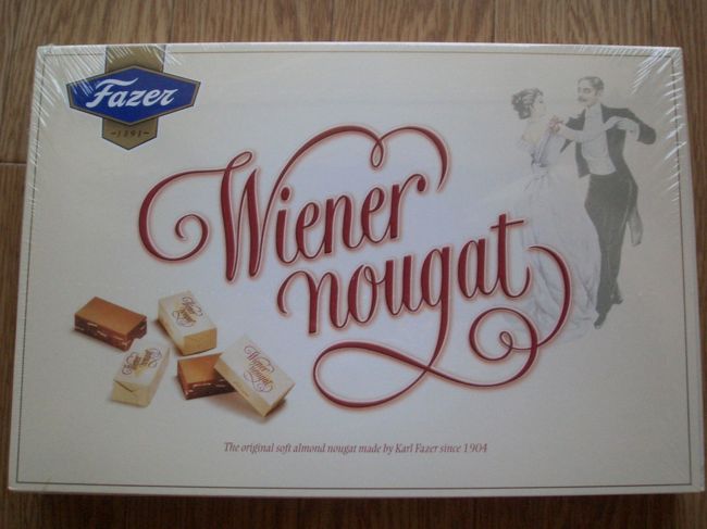 ヘルシンキ　スーパーにて。<br />会社用のお土産。<br />Fazerのチョコ？菓子。<br />ちょっと柔らかい感じ。<br />（夏だったから？）