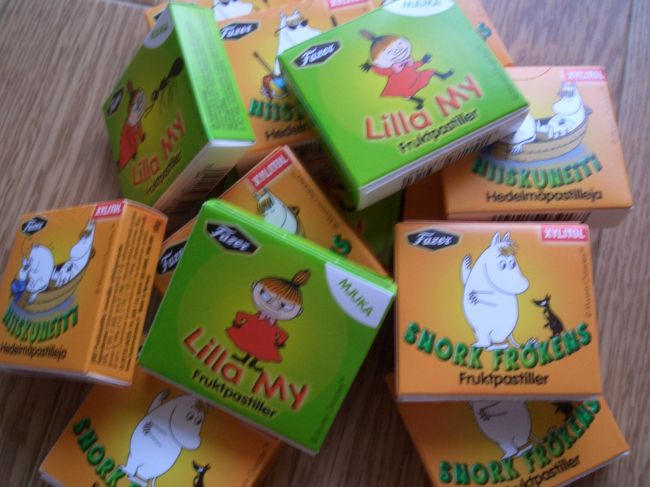 ヘルシンキ　スーパーにて。<br />Fazerのお菓子。<br />パッケージに惹かれて購入。<br />リトル・ミィのはミント味。<br />ムーミンは･･･キシリトール？<br />中は堅めのグミのようなお菓子。<br />