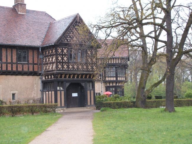 見ての通り、外観、内装とも、宮殿というよりも、高級な山岳ホテルという感じです。実際、現在では一部はホテルとして使われています。<br /><br />内部は日本語の解説カードをもらって見学します。ルーズベルト・スターリンの執務室など、どのように座っていたのか、何となく想像が出来ます。