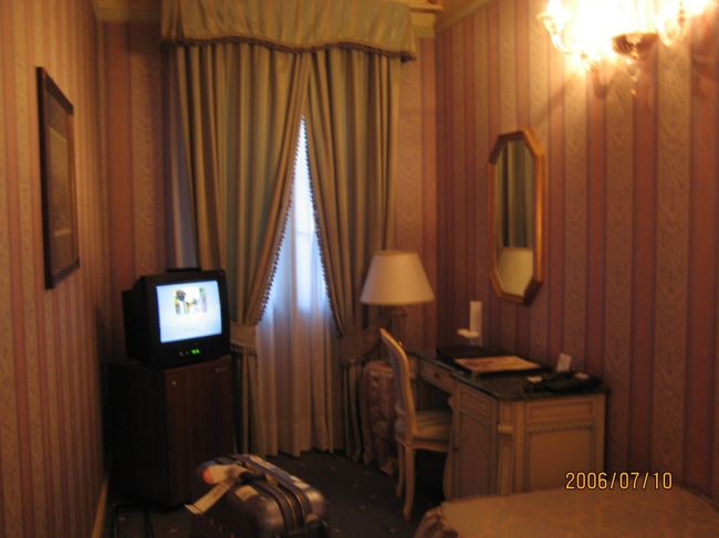 フロントから奥へと行った別館の地上階のお部屋<br />窓からパティオ（中庭）が見える。部屋は狭いけど外にもすぐ出られて便利。