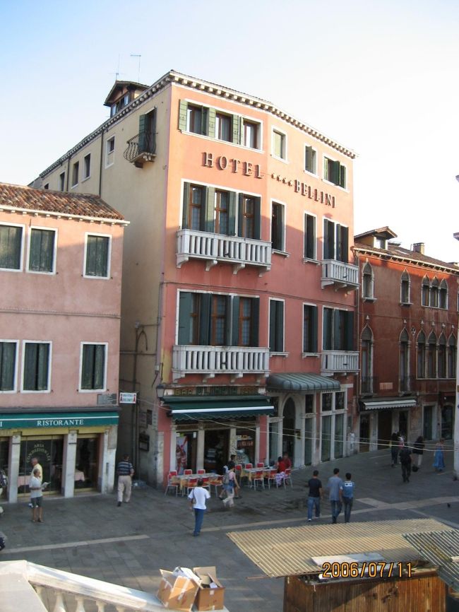 優勝の騒ぎですごいことになっているかと思ったら、１日たったベネチアは思いのほか静かでした。昨日は徹夜でドンチャン騒ぎで今日はみんな休んでいるのかな。ホテルはサンタルチア駅のそばのベリーニ。