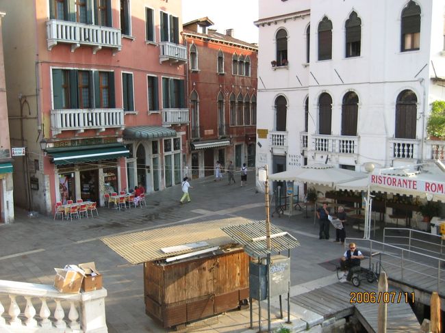 ホテル前の広場と橋