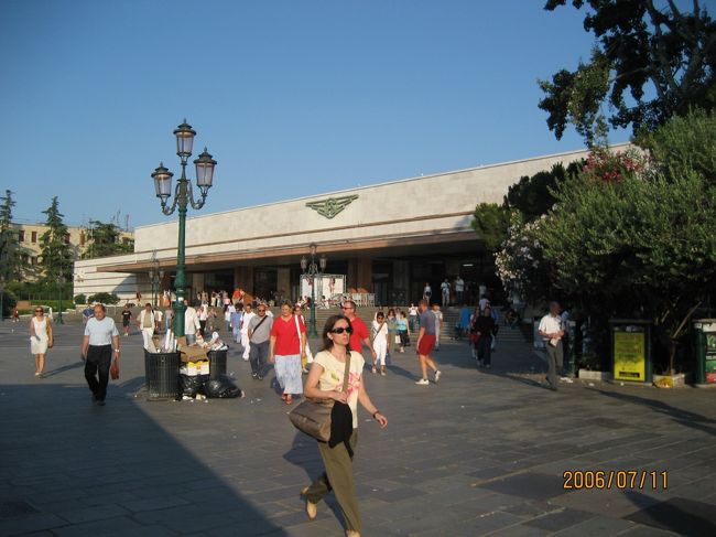 朝のサンタルチア駅、出勤風景