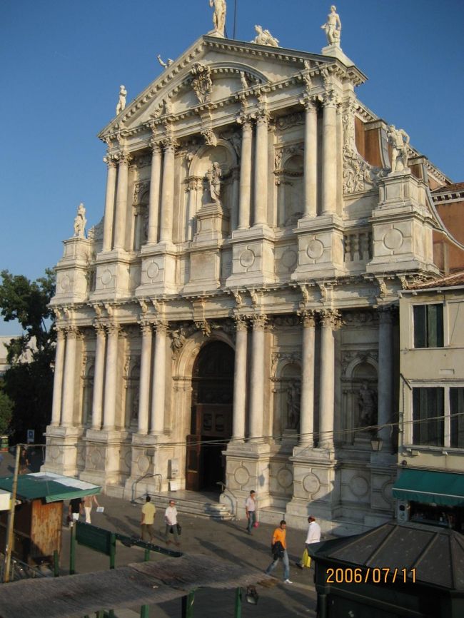 サンタルチア駅とホテルの間にある教会