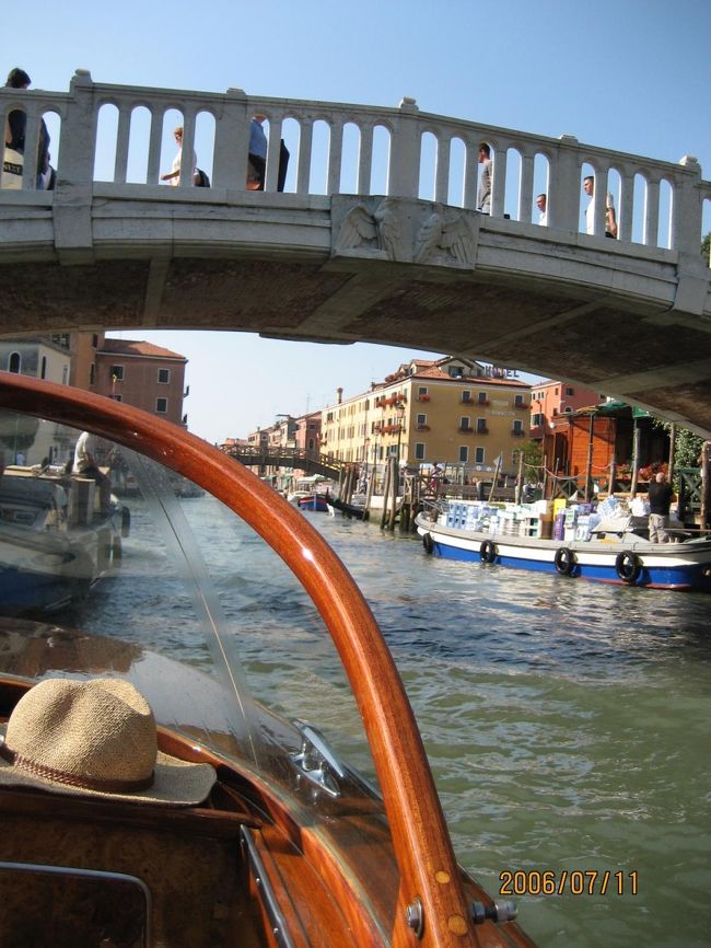 ホテルの前から水上タクシーに乗ってサンマルコ広場をめざします。