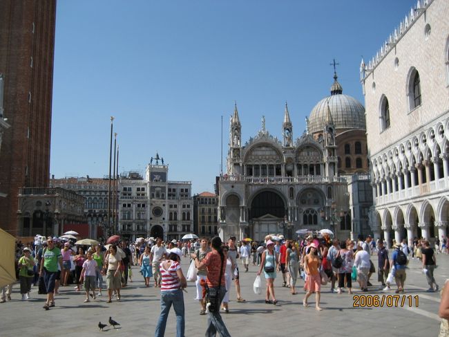 右がドゥカーレ宮殿、そのむこうにサンマルコ寺院、左に鐘楼。やはりバカンスシーズンに入ったヨーロッパ、どこもかしこも観光客だらけ。