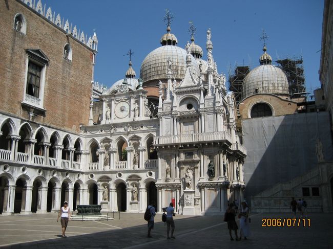 ベネチアを統治していたドージェ（大統領？）の官邸であり、会議場、裁判所、牢獄もあったドゥカーレ宮殿へ