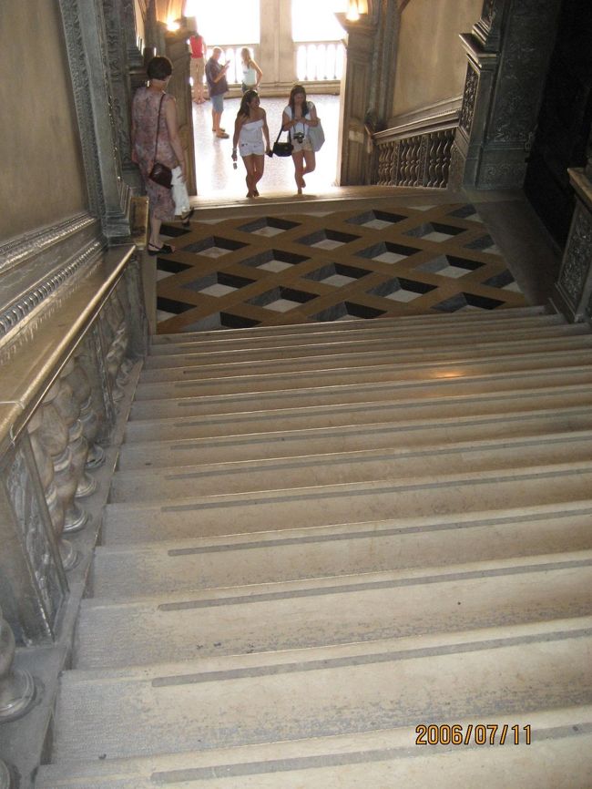 ドゥカーレ宮殿内は撮影禁止。この入り口の階段までは大丈夫。天井は黄金。上から下を見ると、踊り場の床の模様が、あら不思議、立体的に盛り上がって見えるようになっている。すごいな〜、、このセンスとデザイン。