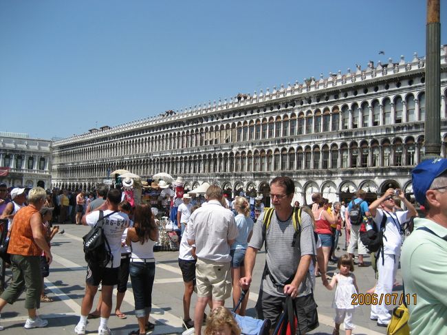 世界一美しい広場と言われるサンマルコ広場。夏休みに入ったばかりで、子連れや家族連れも多い。鳩の糞害に要注意！