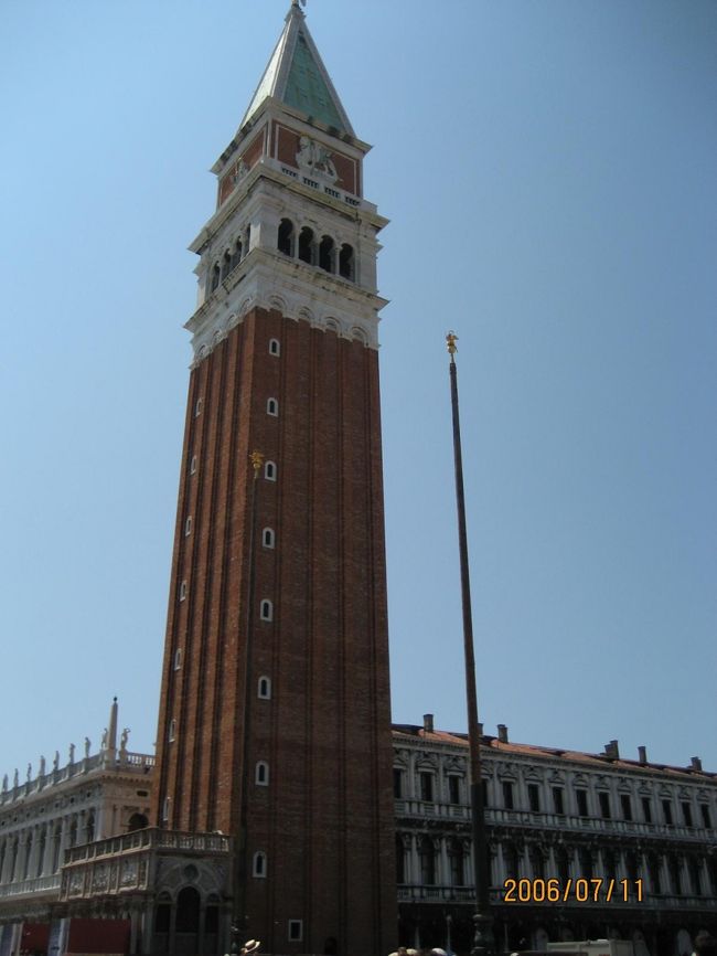 ここに登るとベネチアの町が一望に見渡せとってもきれい。エレベーター乗り場はやはり観光客で長蛇の列。