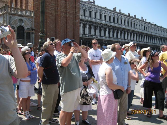 観光客がカメラを向けている先は、、