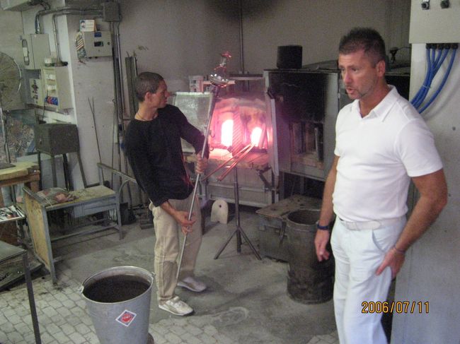 職人さんが目の前でガラスを吹いての花瓶を作って見せてくれました。もちろんベニスの商人、日本語の説明付きです。