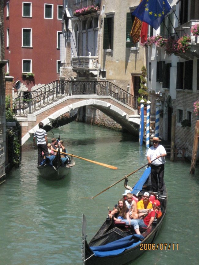 ベネチアといえばゴンドラでしょう。でも、日中はうだるような暑さ！できたら夕方凉しくなってから乗った方がいいかも。暗くなるのは９時過ぎ。