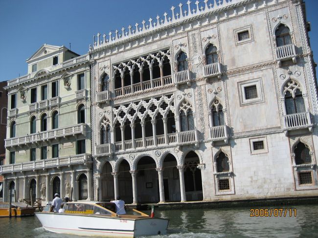 ホテルのあるサンタルチア駅（FEROVIA）まで逆S字の大運河をヴァポレットでのんびり帰ります。このカドーロや表紙の写真の屋根付きのリアルト橋など大運河沿いには昔の貴族の館や劇場などりっぱな建物が次々現れます。