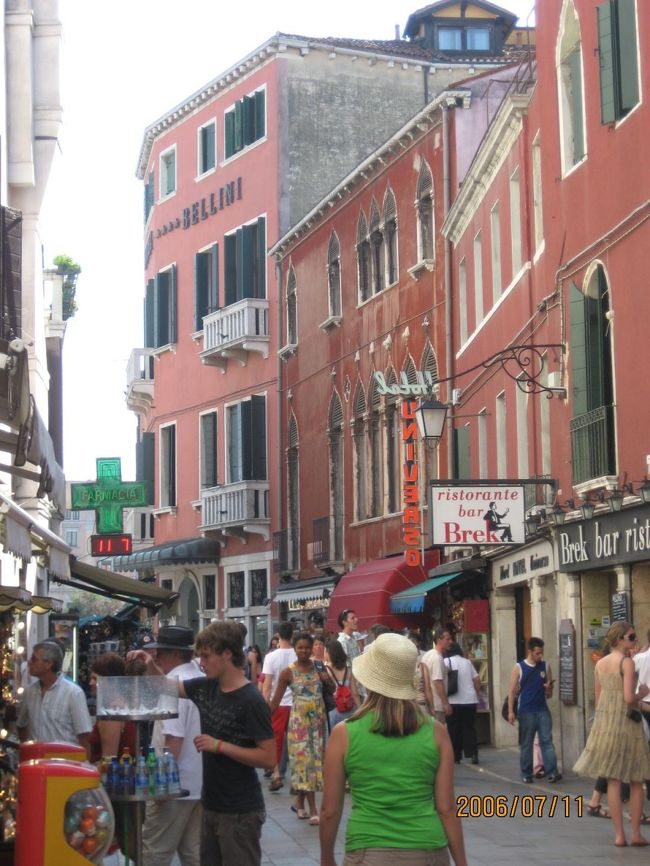 ホテルの前の通りはお土産屋さん、レストラン、ホテルとにぎやかです。少し、このあたりをブラブラ。