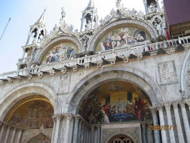 サンマルコ寺院の正面の美しいモザイク画でした。