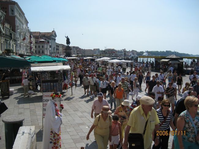 水上タクシーを降りるとそこは人、人、人、、、<br />すぐそこに世界の港をまわる大型客船が停泊中、アメリカ人の団体客がどっと押し寄せる。１００人ぐらいのアメリカ人グループがどんどんゴンドラに乗り込んで行く姿は壮観。ベルトコンベアーに乗せられたツーリストファクトリーみたい。