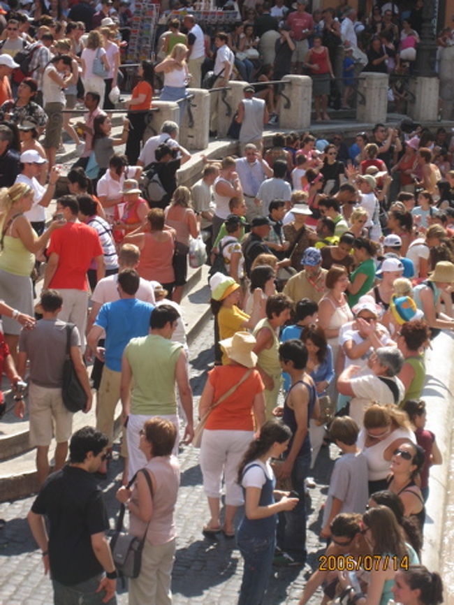 それにしてもすごい人！今日は日本も暑いそうだけど、ここは半端じゃない。あ〜、キンキンに冷えた日本の冷たいアイスコーヒーが飲みたい。イタリアでカフェフレッド（冷）を注文するとコーヒーに氷が２、３個溶けた生ぬる〜い全然フレッドでないコーヒーが出て来る。観光バスに戻るとアイドリングストップしているからエアコン切れで車内は灼熱地獄！