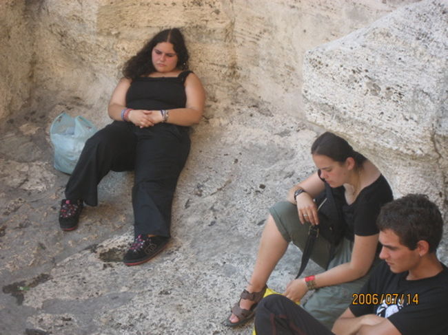 ぐったりして噴水の横で休む人たち。やっぱり帽子、サングラス、日焼け止め、扇子、涼しい服（汗をかくので着替えは多め）、歩きやすいサンダルは持って行った方がいいな〜。甘く見ていた今回のイタリア。炎天下での観光は思った以上に体力を消費します。