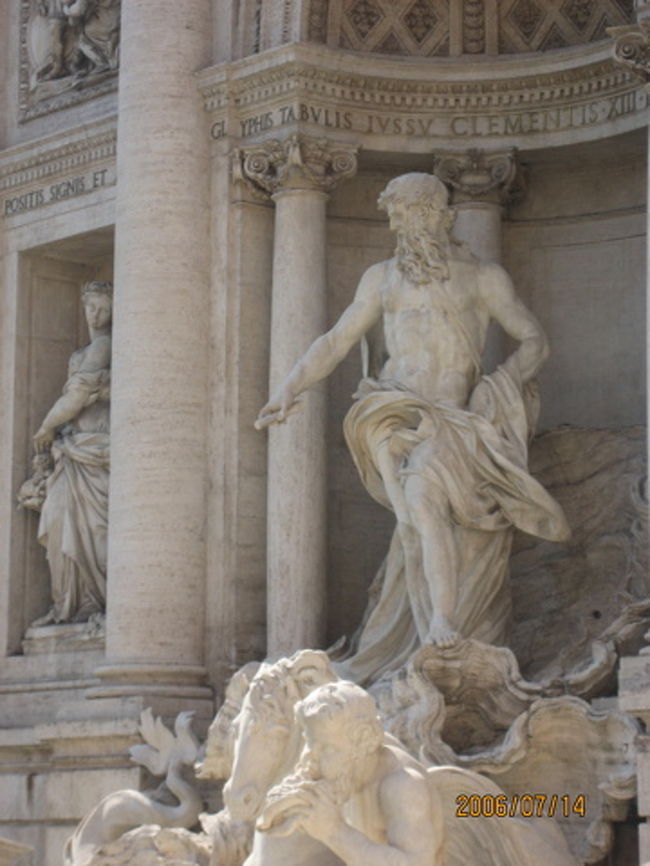 後ろを向いて左肩超しにコインを一つ投げるとまたローマに来られるそうです。ここでお財布を出してはダメ。スリが多いから。