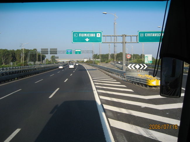 さあ、日本に帰ります。ローマのフミチーノ空港へ。日曜日の朝なので道もすいすい、３０分で着いてしまった。