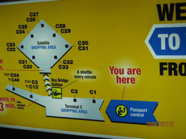 スイス航空でチューリッヒ経由のフライトです。Bターミナルでチェックインした後、手荷物検査、パスポートコントロール、そしてシャトルトレインに乗ってC２８番ゲートへ。