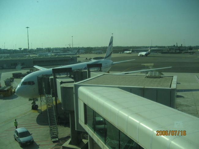 飛行機の写真を撮っていたら空港の警備の人に注意されてしまった。テロとかあるものね。