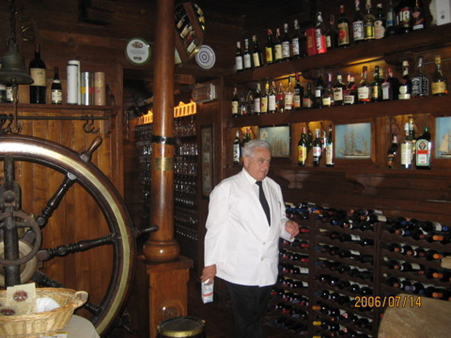 夜はローマの下町トラステベレ地区にあるシーフードレストランへ。船内をイメージした店内で４０年以上働いているこのおじさん、明るくて面白い人でした。