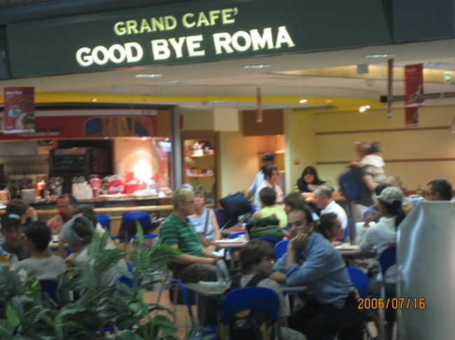 シャトルトレインの乗り場に行く前にカフェで休憩。その名も「グッバイローマ」ですと。そのまんま！さよならローマ！