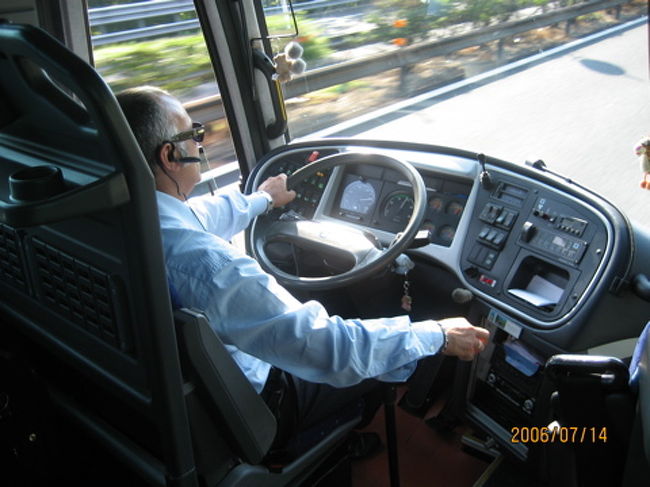 フィレンツェを朝８時に出発してまた午前中いっぱい高速道路を走ります。なんとローマに着いて高速道路を降りたところでバスが故障してストップ。替わりのバスがくるまで４０分くらい待ちました。ベルトがのびきっていた。良かった、事故にならなくて。