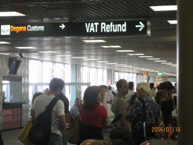 タックスフリーでお買い物をしたら最後に待っているのがこの行列。商品を手荷物にしてC3番ゲート近くの税関でスタンプをもらいます。すぐ横に現金が戻って来るカウンターもありました。