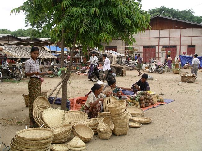 ニャンウー村の市場