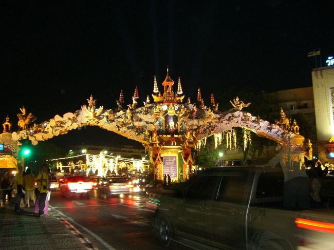 Celebrations!<br /><br />チャオプラヤ川に出た時はもうすっかり夜。<br /><br />道に迷っているうち、バンコクのいろんな顔が見えてきた。<br />バスの切符に描かれた川の絵を見せながら道を尋ねるたびに<br />一生懸命考えて丁寧に教えてくれた地元の人達がとても温かかった。<br /><br />川には大きな橋が架かっていた。<br />仕事帰りのサラリーマンやジョギングする人が橋を渡っていく。<br />対岸に、川を渡る舟の乗り場が見えた。<br /><br />橋の上から見る景色は、ロンドンのテムズ川から見える夜景に少し似ていた。<br />ライトアップされた建物や橋を見ていると懐かしい気持ちになった。<br />昼間に見るとぜんぜん違うんだろうけど。<br /><br />「この舟はどこまで行くの」と聞くと、舟乗り場のおばちゃんは対岸を指差した。<br />「ハウマッチ？」「スリーバーツ」<br />ここでは英語が通じる。ホッとした。<br /><br />「次の舟は何時に出る？」と聞くと「エイト」と言う。<br />おばちゃんの背後にある時計を見るとまだ7時。<br />「えっ、エイトオクロック？」<br />おばちゃんは時計を見直して言った。<br />「イエス、エイト！」<br /><br />．．．あと1時間もある。<br />待合場を見ると、若者たちが静かに座って待っている。<br />タイの人はゆったりしてるなあ．．．<br />あたしにだって急ぐ理由はない。彼らを見習って待つことにした。<br /><br />おばちゃんに3バーツを払い、鉄のゲートを通って待合場の椅子に腰掛けた。<br />足が棒のようになっている。思えばここまで歩きっぱなしだった。<br /><br />観光案内所でもらった地図を広げた。<br />ここまで自分が歩いて来た道を追いながらバンコクの広さを感じていると、待っていた若者たちが次々と立ち上がった。<br />彼らの視線の先には、客をたくさん乗せた舟が着こうとしていた。<br /><br />時計を見るとまだ10分も経っていない。<br /><br />「エイト」って何のことやったん、おばちゃん．．．<br /><br /><br />蒸し暑いバンコクの夜。<br />真っ暗な水面にしぶきをあげながら走る舟。<br /><br />涼しくて気分爽快だった。