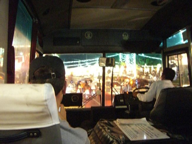 Traffic Jam<br /><br />たくさん歩いてお腹が空いた。<br />空港バスの乗り場にあるレストランで食事をすることに。<br /><br />「タイ料理はスパイシー」<br /><br />百も承知だったけれど、本場の辛さを見くびっていた。<br /><br />メニューには親切に唐辛子マークで辛さを表示してある。<br />それを完全に見逃して"タイらしい料理"を選んでしまった。<br /><br />「せっかくバンコクに来たんだし」<br /><br />ウェイターは坊主頭の男の子。<br />笑顔がとても可愛い高校球児みたいだった。<br />「このグリーンカリーってほうれん草？」<br />「イエス」<br /><br />数分後、テーブルにやってきたのは激辛・グリーンチリカレー。<br />ほうれん草なんてみじんも入ってないし。<br /><br />スープだけを白飯にかけて食べる。<br />エビ以外の具はどれを食べてもとてつもない辛さ。<br />空腹の胃が燃えた。<br /><br /><br />レストランのテレビには、何かの式典が映しだされている。<br />ウェイターの彼もかじりつくように見ている。<br />今日一日あらゆる場所でタイ国王の写真を見かけた。<br />黄色いこのお祭りは何か国王に関係あるのでは？<br /><br />ウェイターの彼に聞いてみた。<br />「どうしてみんな黄色い服を着ているの？」<br />　　「僕は毎日着ているよ」<br />「国王の誕生日とか？」<br />　　「そうだよ」　<br />「なるほどね」<br /><br />後に「国王即位60周年」の祭典だったことが判明。<br /><br /><br />テレビを見て気を紛らわせながら時間をかけて食べる。<br />汗が吹き出す。からい　からい　からいよー<br /><br />ウェイターの彼がテーブルにやってきて、何かを置いた。<br />小さく折りたたんだ紙。「何？」<br />誰かに渡すように頼まれた、と言う。<br />「誰？バンコクに知り合いなんかいないのに」<br />「僕は分からない」<br /><br />紙を広げてみると、不器用なひらがなが書かれていた。<br /><br />"りょこうがいしゃをしている○○です。おともだちになりたいです"<br /><br /><br />カワイイーーーーーーーーーーー！<br /><br />やっぱり仏教の国タイの人、礼儀正しいというか奥手というか。<br />日本人が来るたびにこの手紙を配ってどこかで様子を見ているのか。<br /><br />ここがインドなら、まず間違いなく有無を言わせずとなりに座り<br />こっちが食事を終えて店を出るまで一方的に説得し続けるだろう。<br /><br /><br />なんとか激辛カレーを制覇し、空港バスが来るまでテレビの画面を眺めてジュースを飲んでいた。<br /><br />ウェイターの彼が来てわざとらしく聞く。<br />「手紙読んだ？何て書いてあったの？」<br />「友達になろう、だって。でも一体どこの誰だか分からないし」<br />「I know」<br /><br />．．．やっぱりグルですやん、おたくら。<br /><br />せっかくだけど、もうバンコクを去るあたしには時間がない。<br />今度また機会があれば、と伝えておいてと言うと<br />ウェイターの彼はあの可愛い笑顔で素直にうなづいた。<br /><br /><br />「バスが来たよ」<br />テーブル脇に置いていたリュックを背負い、バスに乗りこんだ。<br />胃の中は相変わらず燃えていた。<br /><br />店の前まで出てきてくれていた彼。<br />バスが走り出すと、軽くお辞儀をして手を振ってくれた。<br /><br /><br />たくさんいい人に会ったな、バンコク！